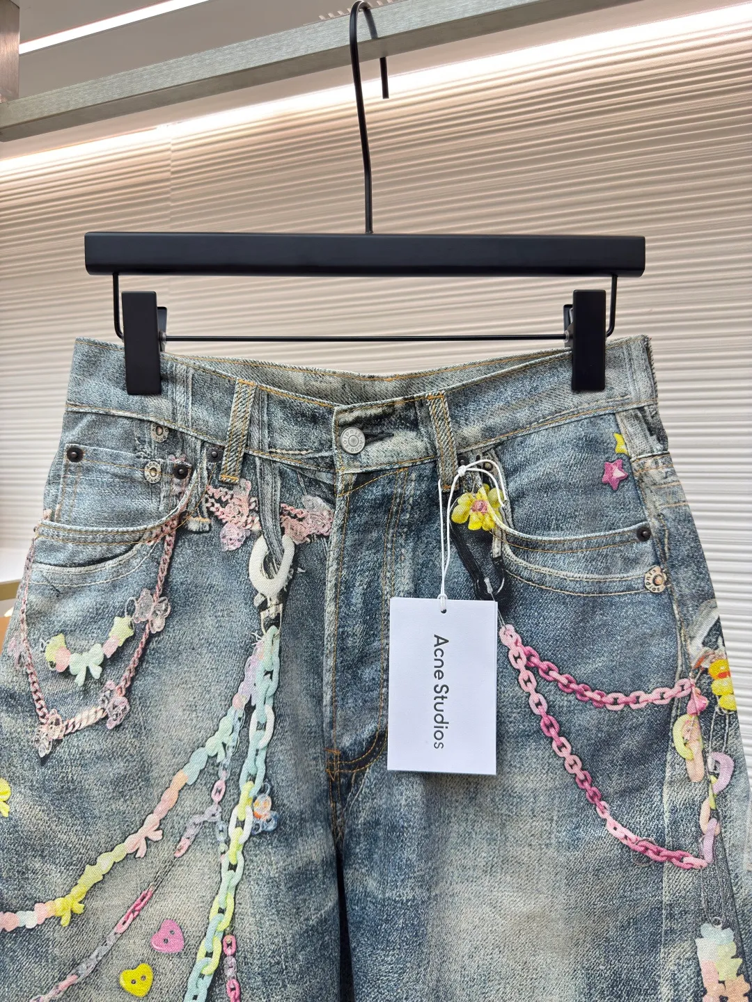 Acne Studios chain 3D printed straight shorts ●Authentic product: purchased and developed by 3174 ●Item number: 1680155-A65 ●Material: denim ●Technology: Printing ●Version: fitted version ●Weight: 440g ●Size: 42-44-46-48-50-52 ●Description: 1981M jeans are loosely cut, low-waisted, wide-legged and long. Decorated with a seasonal trompe l'oeil print and made from mid-blue washed non-stretch denim. The overall wiring is straight and delicate, the fabric is comfortable and soft, and the color is consistent without color difference. It can be matched with the same style to create a fashionable look and control various occasions. Customized accessories, complete with three standards, same style for men and women!